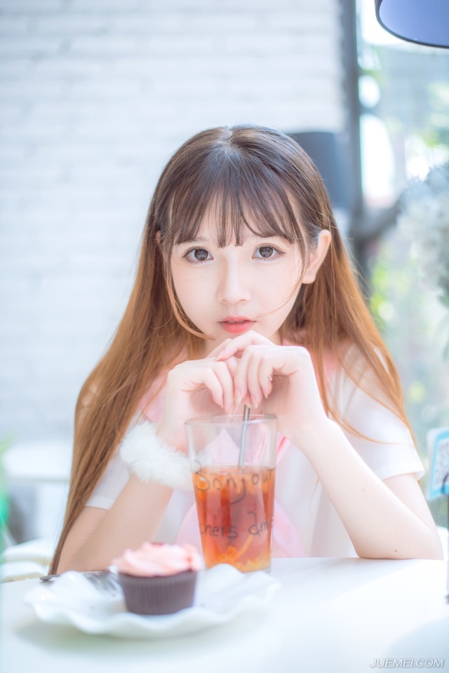 给自己时间，不要焦急，一步一步来，一日一日过，请相信生命的韧性是惊人的，跟自己向上的心去合作，不要放弃对自己的爱护。——三毛《亲爱的三毛》